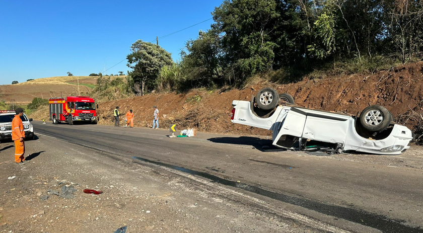 Capotamento de veículo deixa mulher ferida no interior do município