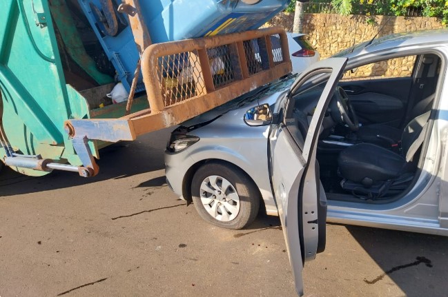 Condutor de carro fica ferido ao colidir na traseira de caminhão de coleta de lixo