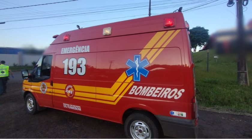 Equipe de socorristas atende acidente de trânsito na BR-163