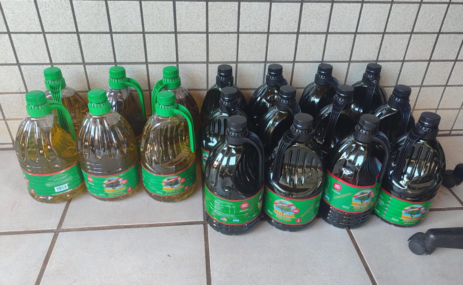 Polícia apreende 90 litros de azeite em ocorrência de descaminho