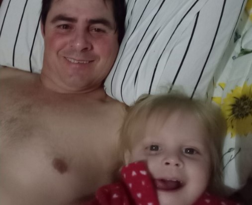 Pai desaparece com filha, manda mensagem para família que havia assassinado a menina