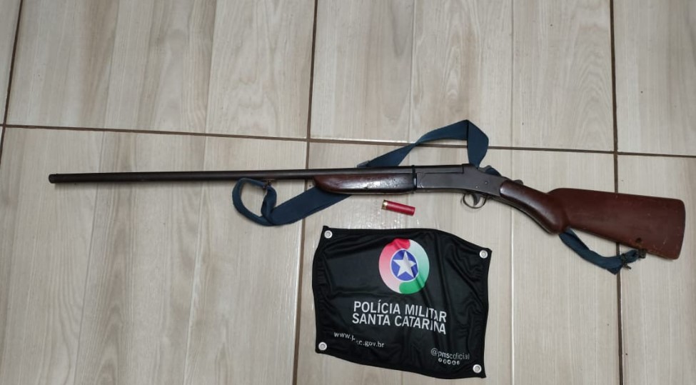 Homem é preso por posse irregular de arma e ameaça à companheira