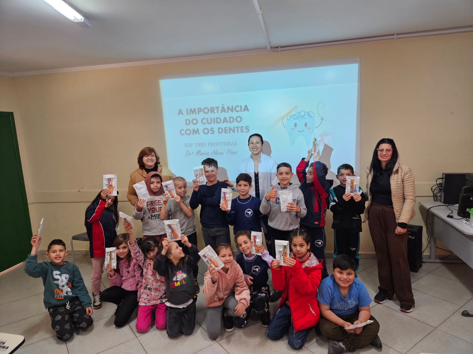 Alunos do 4º ano da escola Irineu Bornhausen recebem palestra sobre saúde bucal