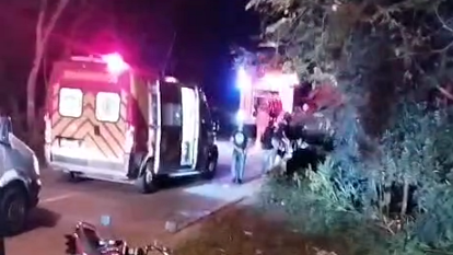 Motociclista cai de ponte e é resgatado de rio