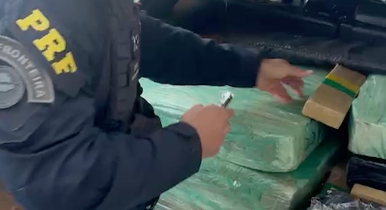 PRF apreende mais de 150 kg de maconha, fuzil e munições de fuzil no Paraná