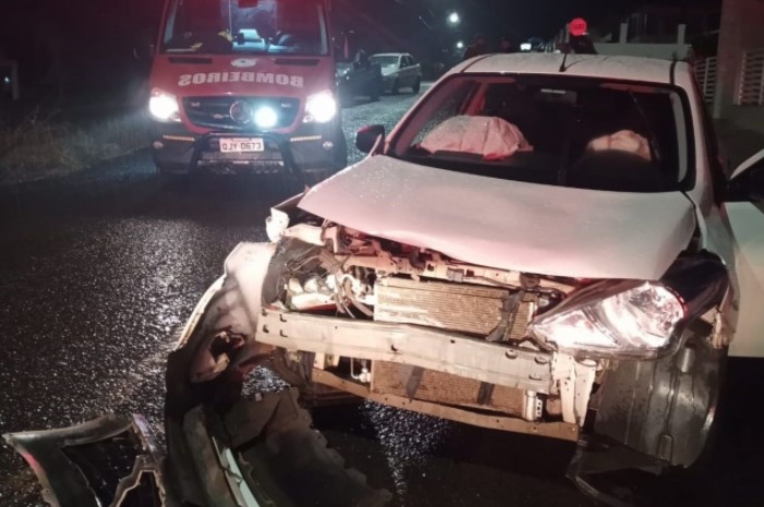 Mulher fica ferida após colisão entre carros