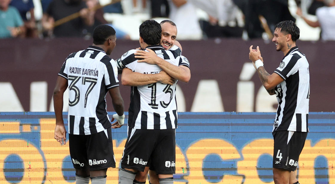 Arthur Cabral marca três, Botafogo vence o Corinthians e empurra rival para o Z4
