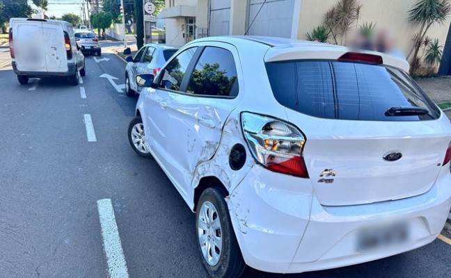Colisão envolve dois automóveis no centro da cidade