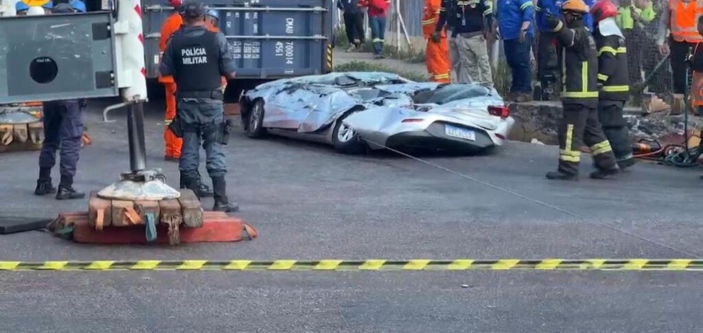 Motorista morre após carro ser esmagado por carreta