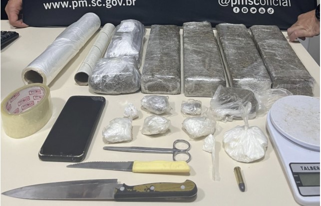 Polícia Militar apreende drogas e prende cinco pessoas em operação
