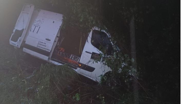 Motorista de van fica ferido em colisão contra caminhão