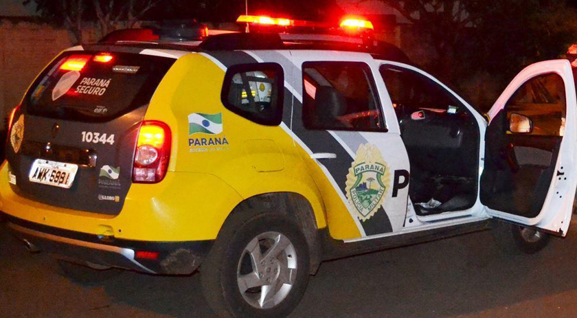 Homem avança semáforo, da “cavalinho de pau” e quase colide em viatura