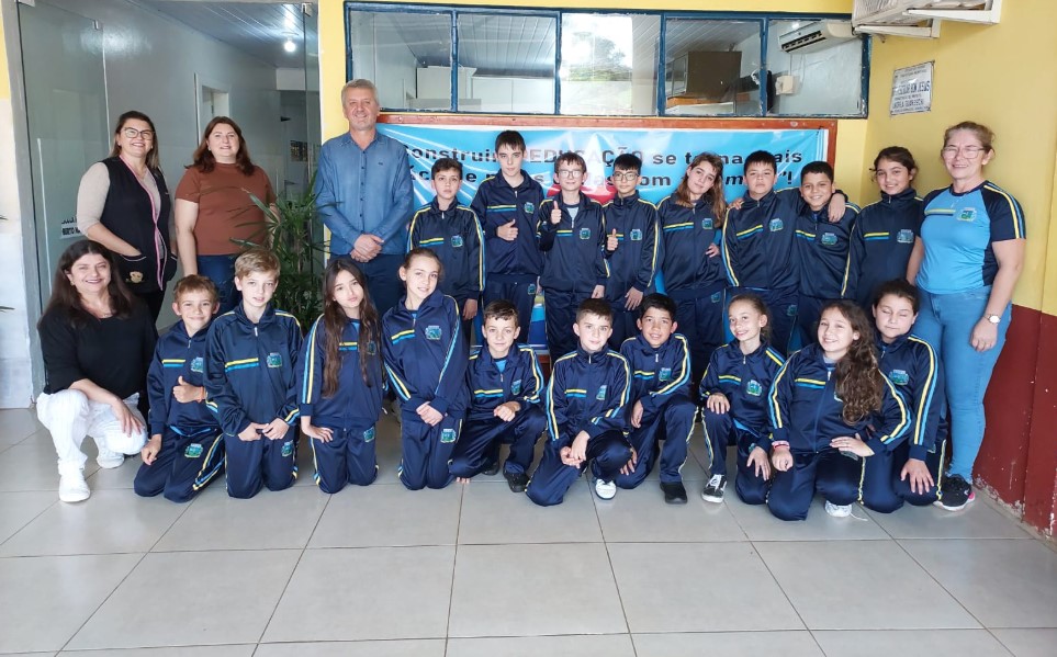 Administração entrega uniformes escolares aos alunos da rede municipal