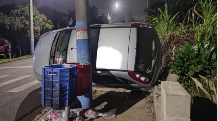Carro capota em Guaraciaba e três mulheres ficam presas no seu interior