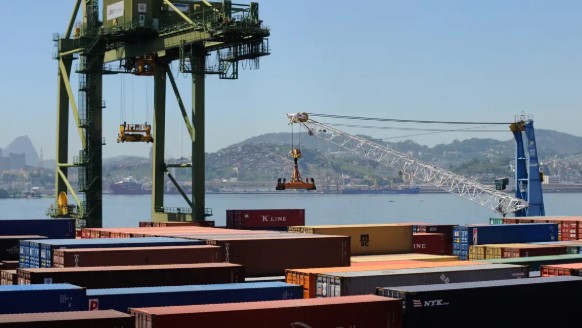 Balança comercial tem superávit de US$ 7,4 bilhões em agosto