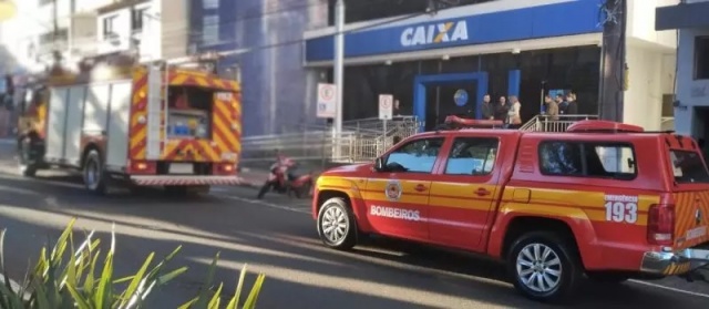 Princípio de incêndio em agência bancária movimenta centro