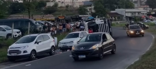Carreta com placas de Descanso tomba e população saqueia carga de leite na BR-470