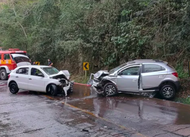 Colisão frontal entre Onix e Gol deixa dois motoristas feridos no Extremo Oeste