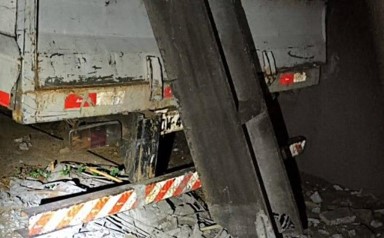 Caminhão desgovernado causa acidente com dois carros e postes de energia