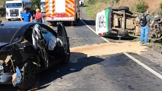 Colisão entre dois carros deixa três feridos na BR-282