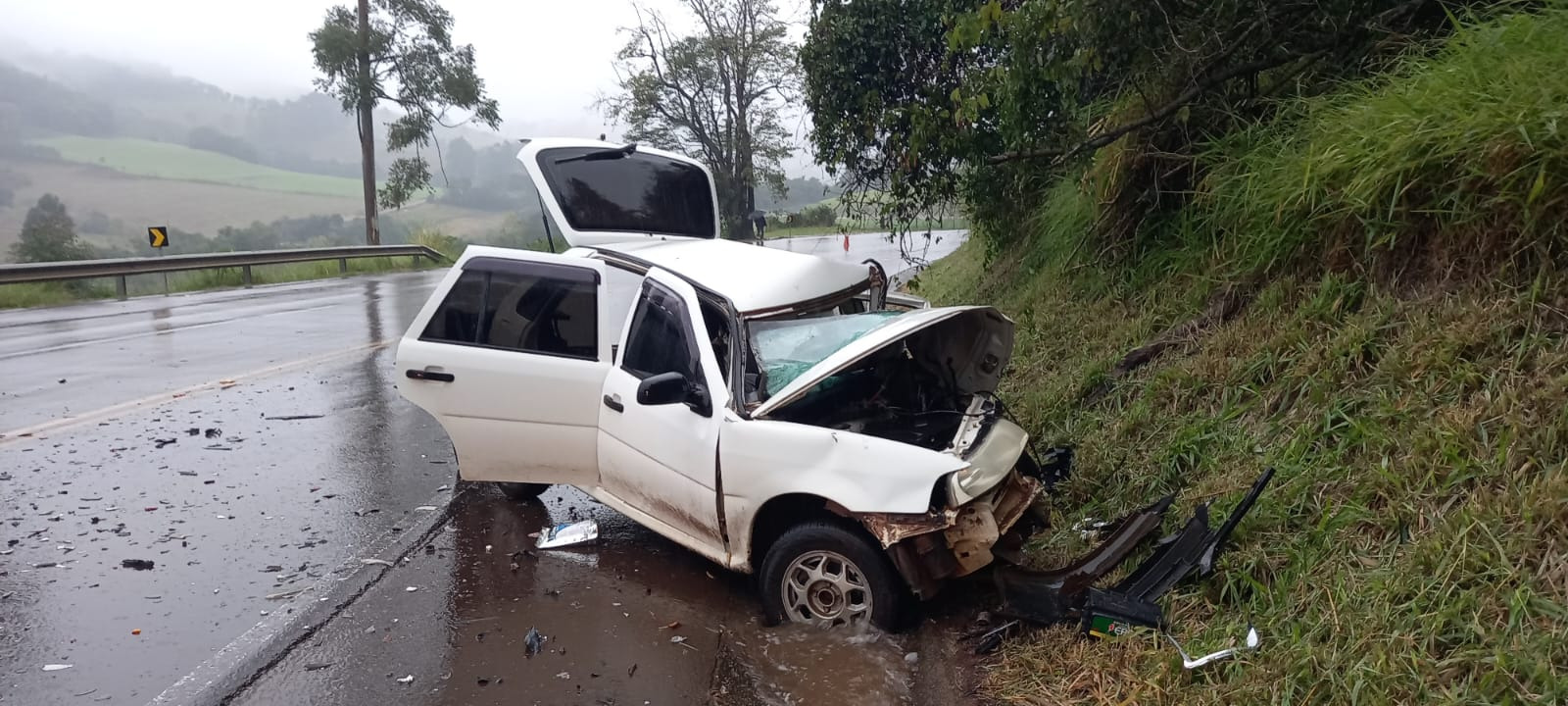 Jovem fica ferido após colisão frontal entre carro e carreta