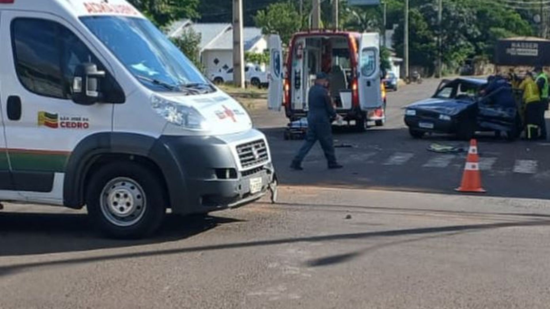 Colisão envolvendo ambulância deixa motorista ferido