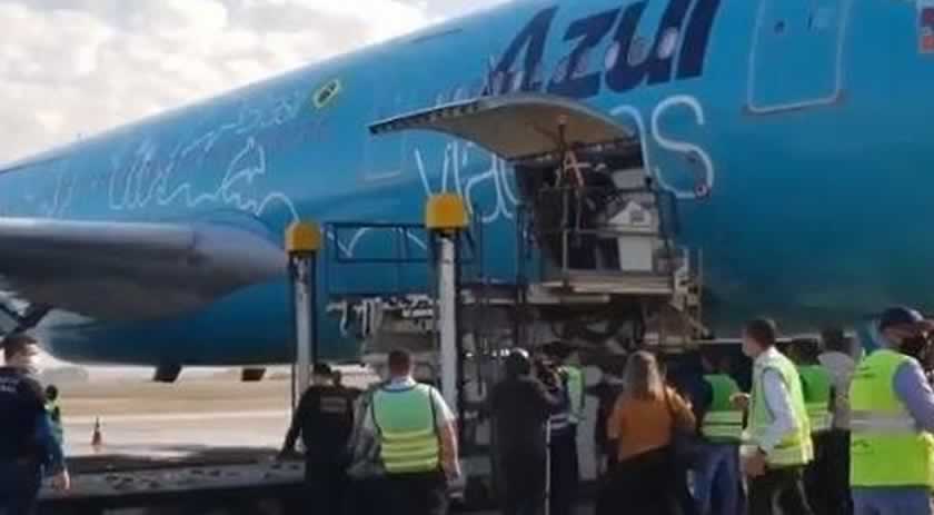 Doadas pelos EUA, novas doses de vacina da Johnson chegam ao Brasil