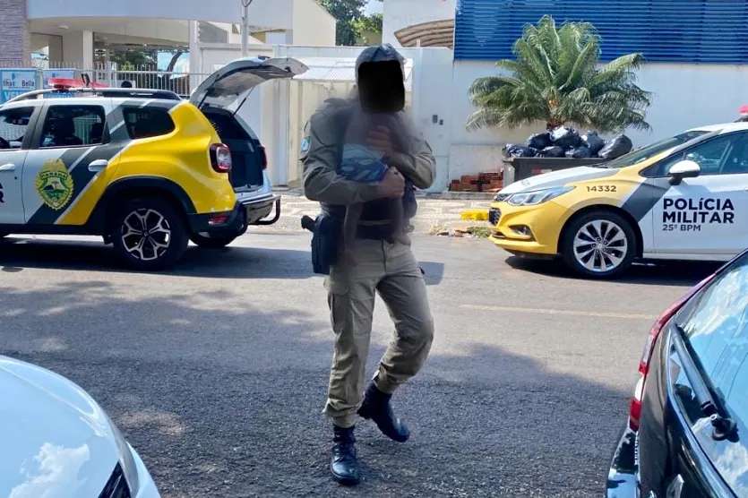 Pai deixa bebê de 11 meses na calçada enquanto vai ao bar
