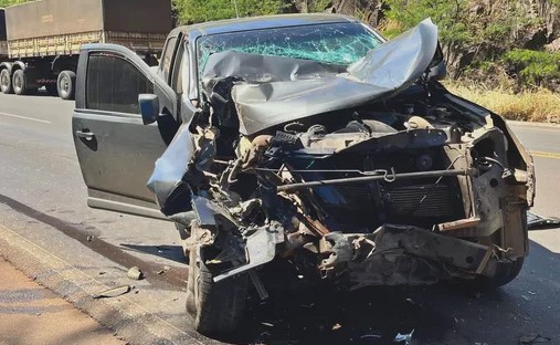 Acidente entre caminhonete e carreta na BR-282 deixa um ferido