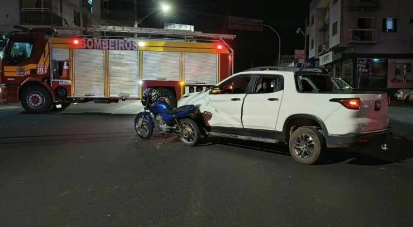 Motociclista fica ferido após colidir contra carro durante carreata