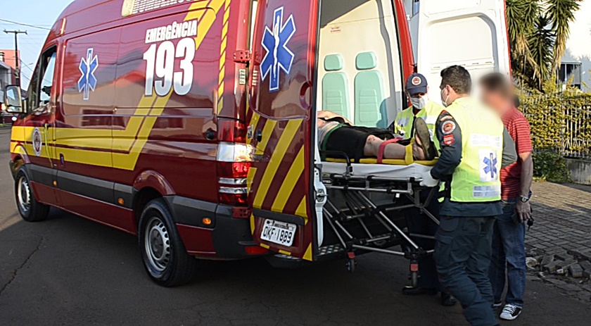 Colisão em poste mobiliza equipes do SAMU e do Corpo de Bombeiros