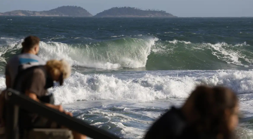 Adolescente que desapareceu com namorada no mar é encontrado
