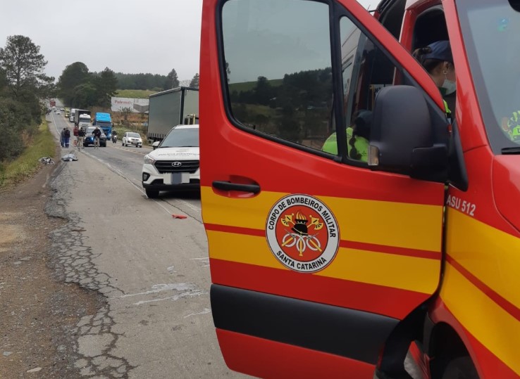Mulher morre ao ser atropelada por caminhão na BR-280