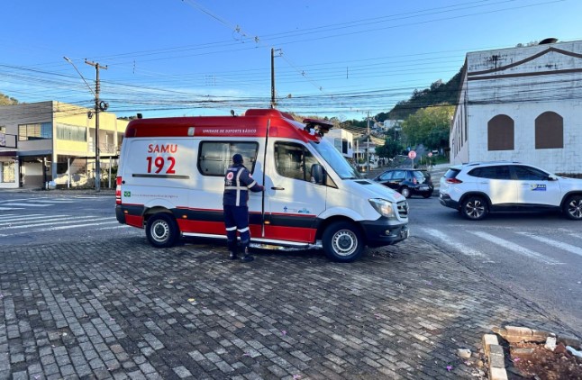Jovem fica ferido em colisão entre carro e bicicleta
