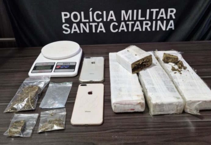 Polícia Militar prende dois homens por tráfico de drogas