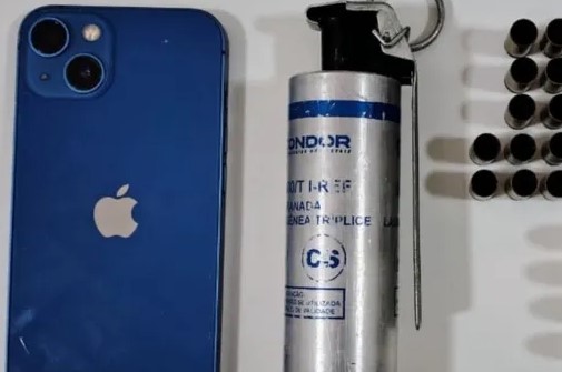 Polícia Civil apreende celular, munições e granada de gás