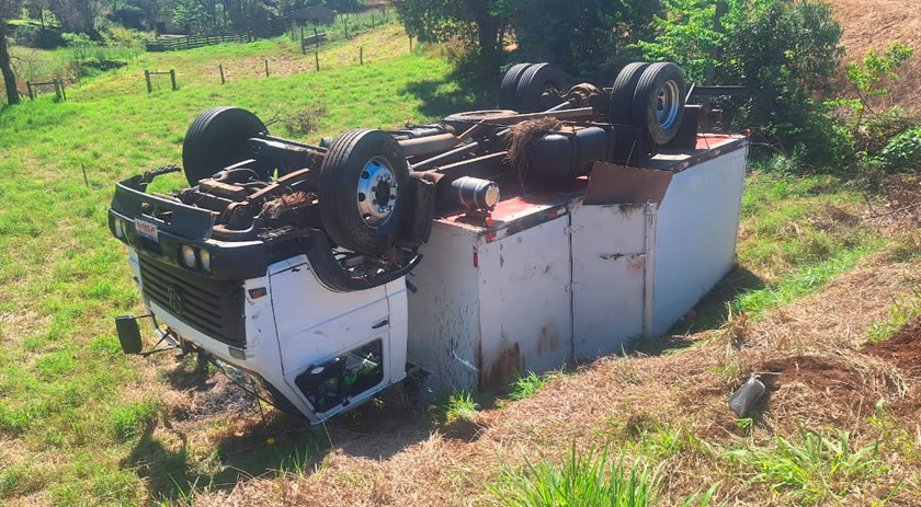 Caminhão carregado com energéticos capota na PR-566 após desvio em trevo