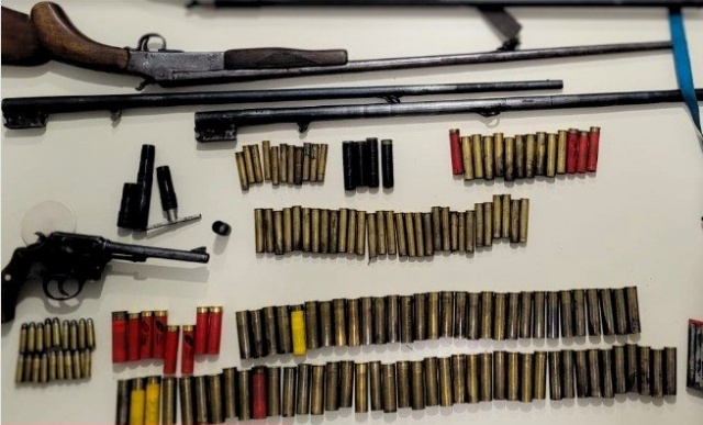 Armas e munições são apreendidas e homem de 59 anos é preso