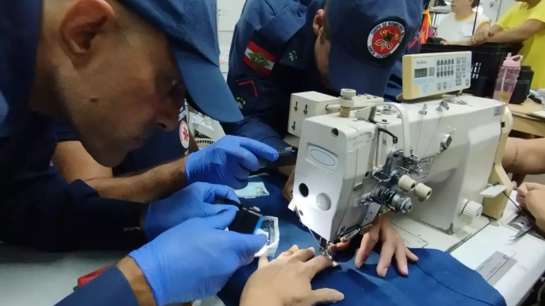 Costureira fica presa em máquina após agulha atravessar seu dedo