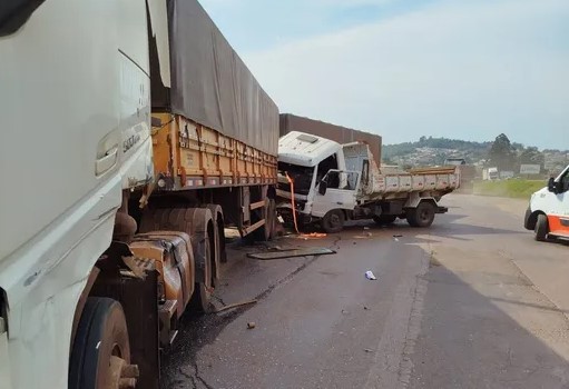 Colisão entre caminhão e carreta deixa um ferido na BR-282