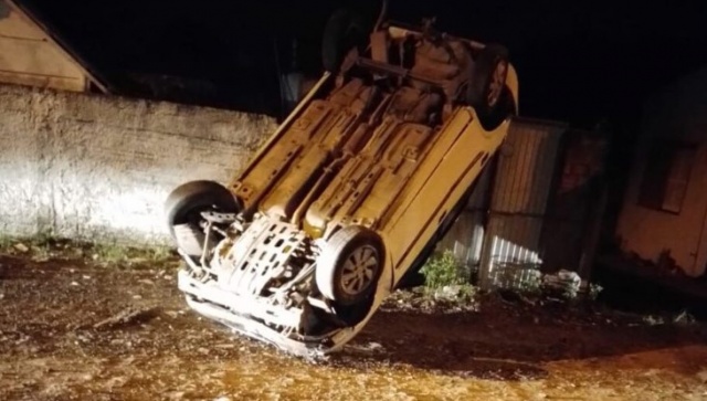 Homem é preso por furtar retroescavadeira e usá-la para arremessar carro em casa