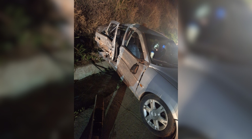 Colisão lateral seguida de capotamento deixa homem gravemente ferido na BR-163
