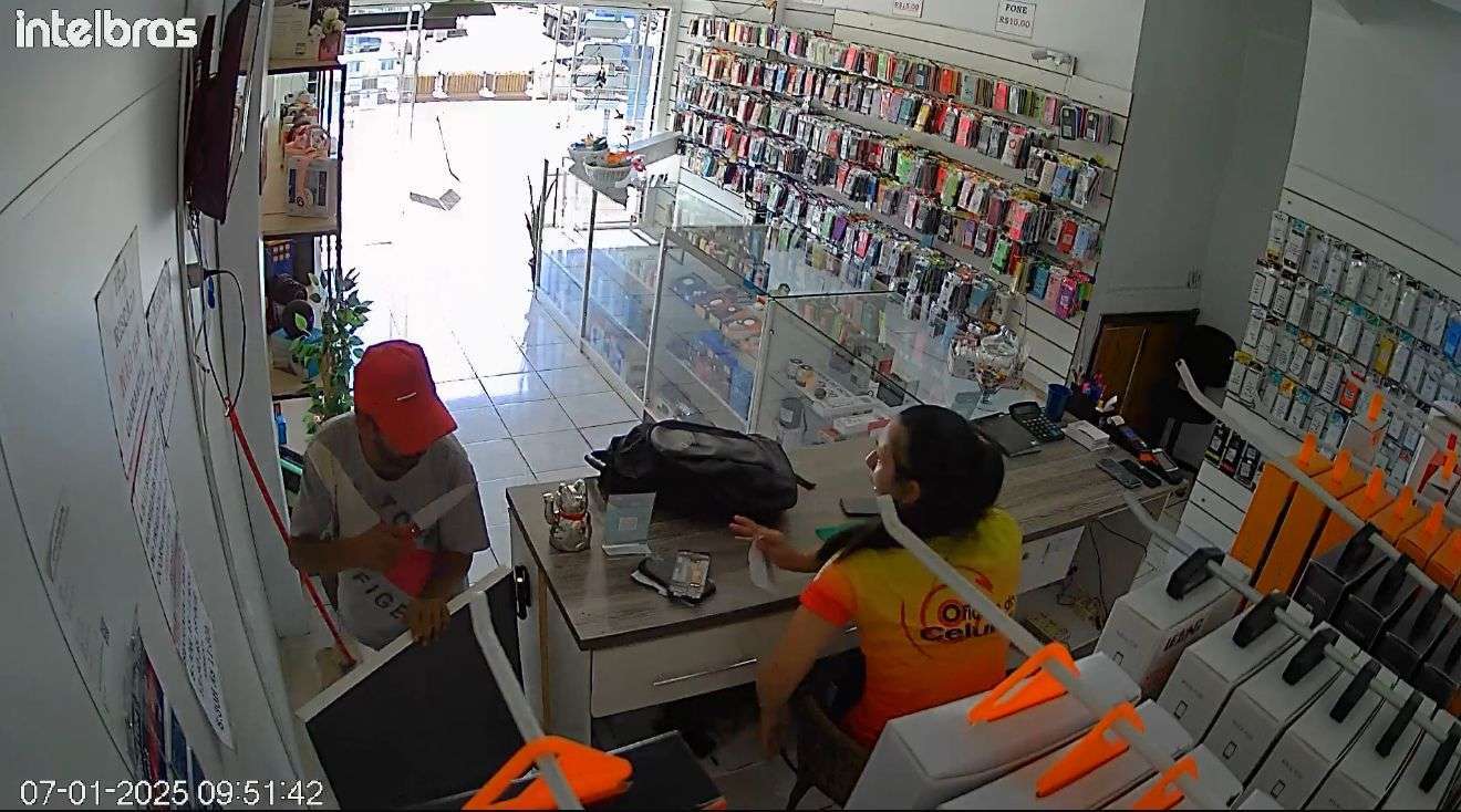 Homem armado com faca tenta roubar loja de celulares e acaba preso pela PM