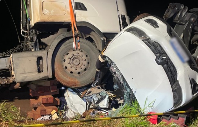 Carro ocupado por mãe e filho fica embaixo de caminhão após colisão na BR-163