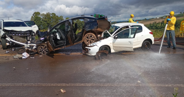 Acidente envolvendo três veículos deixa ao menos nove feridos na SC-492