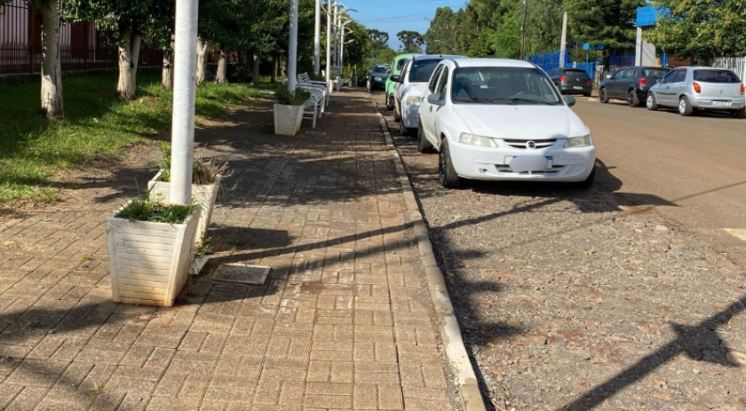 Calçada em frente à Escola Luiz Savoldi é readequada para melhorar trânsito