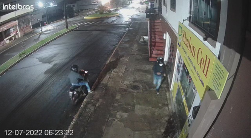 Criminosos tentam arrombar loja, alarme dispara e dupla foge sem levar nada