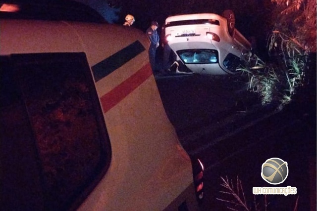 Condutor abandona carro após capotamento