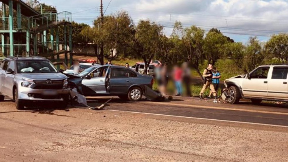 Colisão entre três veículos deixa mulher ferida