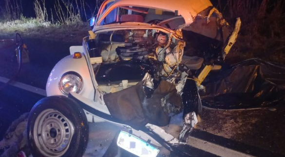 Homem de 58 anos morre após Fusca bater de frente com carreta